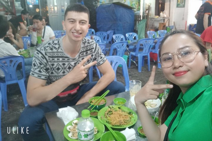 Private Ho Chi Minh Food Adventure by Motorbike with Local Students - Image 4