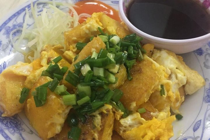 Private Saigon Night Food Tour by Scooter - Image 4