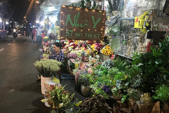 Private Walking Saigon Food Tour by Night - Image 5