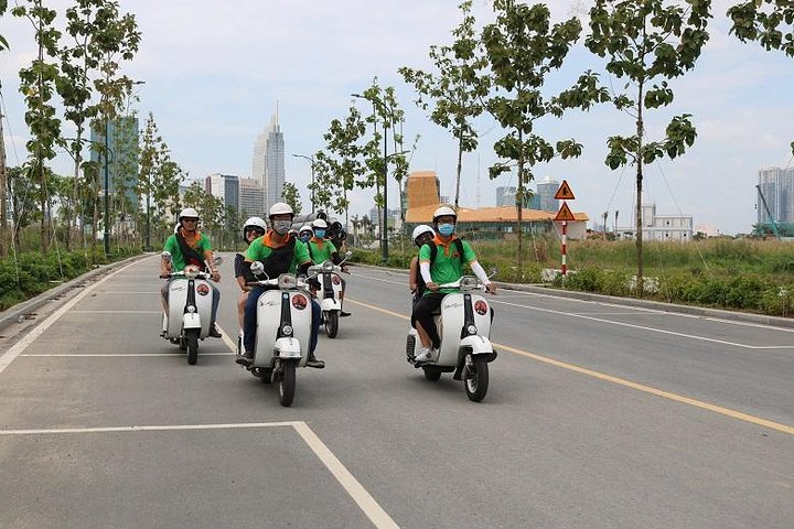 Saigon Vespa City Tour 2,5 hours - Image 2