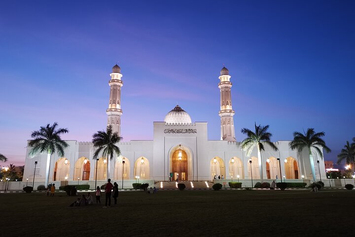 Salalah by night private tour - charming evening in the garden city  - Image 2