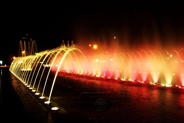 Private Night City Tour with San Cristobal Hill And Dinner Show - Image 3