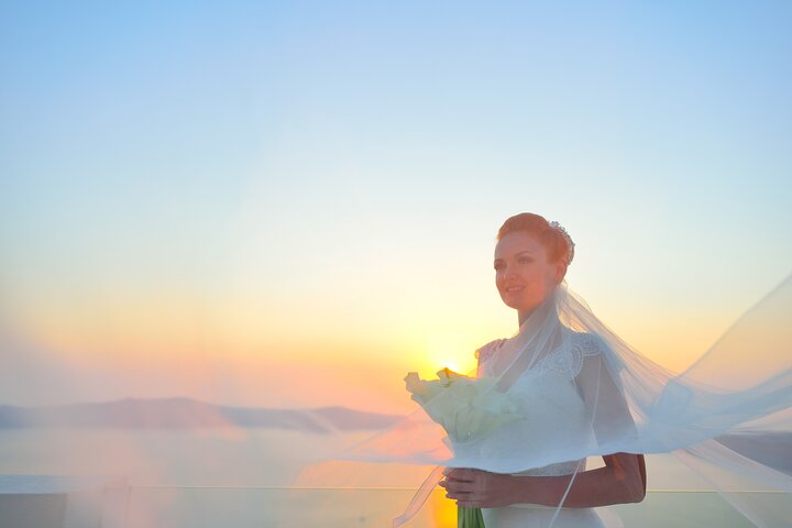 2H Private Photo Tour in Santorini - Image 1