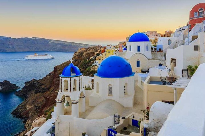 Discover Santorini with us (4 hour private tour) - Image 1