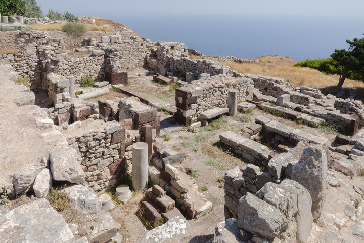 Discover the southeastern coast of Santorini - Image 4