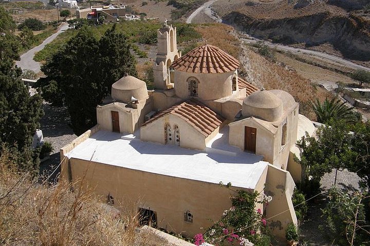 Discover the southeastern coast of Santorini - Image 3