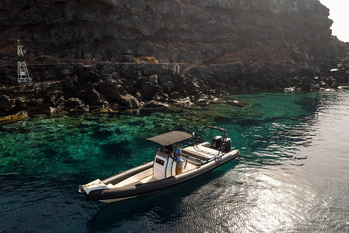 Exclusive cruise experience in Santorini - Image 2
