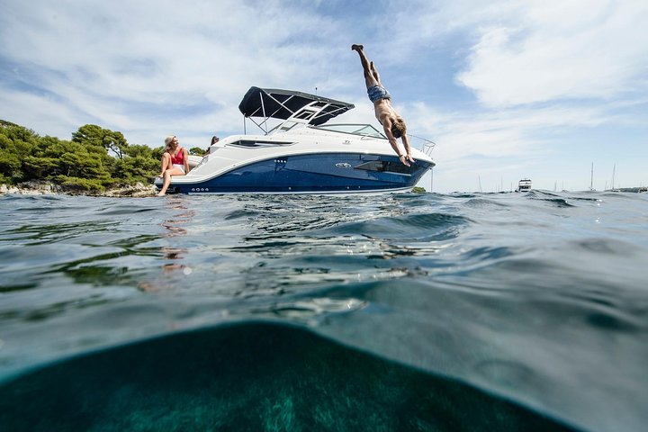 Motor Yacht (2020)Luxury Private Cruise Around Santorini - Image 2