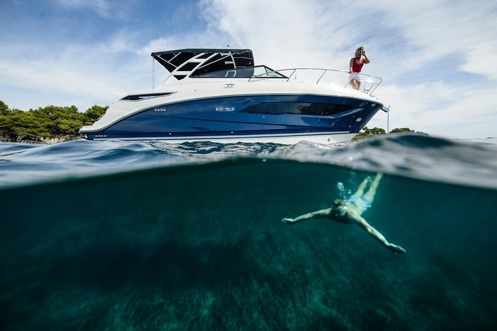 Motor Yacht (2020)Luxury Private Cruise Around Santorini - Image 1