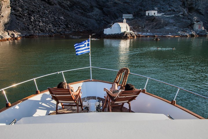 Motor Yacht Private Cruise with Gourmet 5-Course Dinner or Buffet Lunch - Image 1