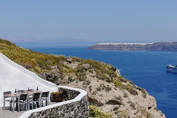 Wine Tour in Santorini with private guide, wine museum and tasting - Image 2