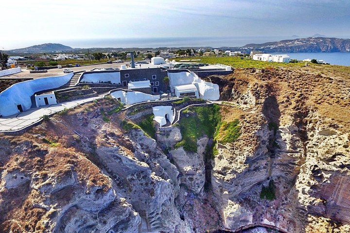 Wine Tour in Santorini with private guide, wine museum and tasting - Image 4