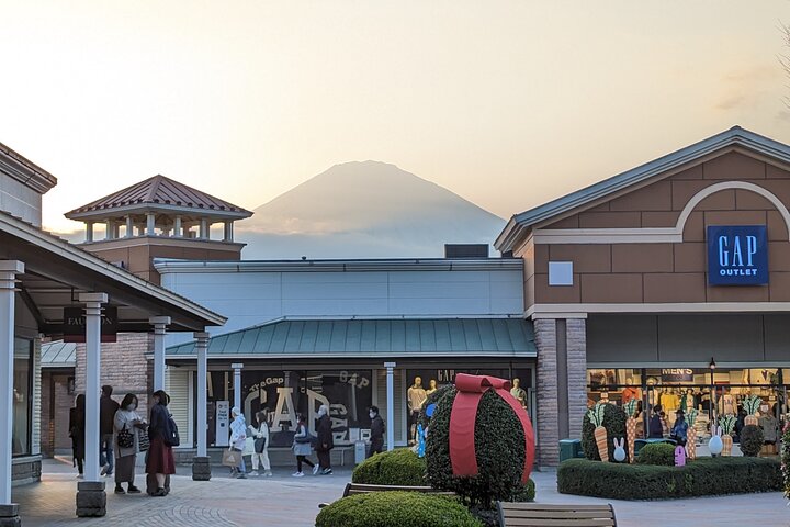 Private Car Mt Fuji and Gotemba Outlet in One Day from Tokyo - Image 5