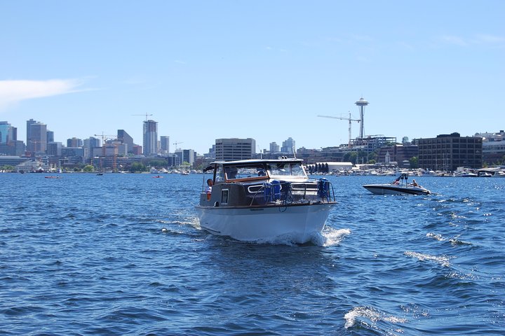 Private Seattle Lakefront Mansion Cruise - Image 1