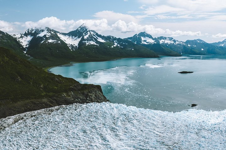 Extended Bear Glacier Scenic Flight - Image 5