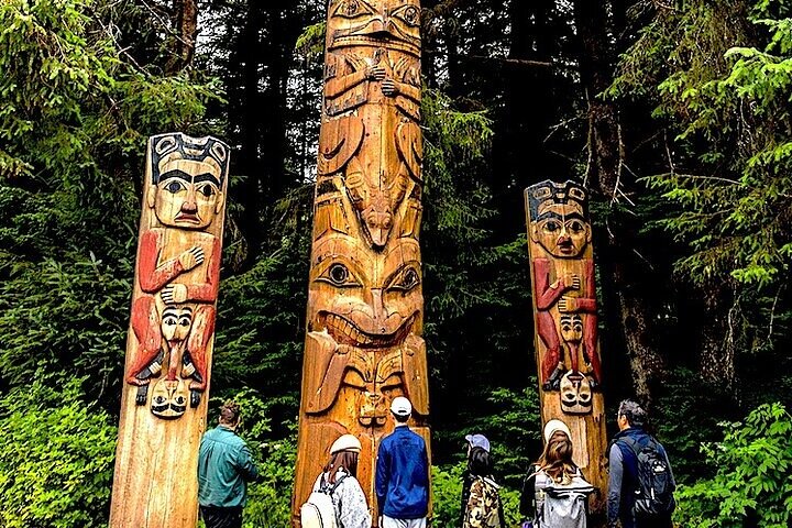 Guided Walking Tour in Totem Park | NATIONAL PARK - Image 1