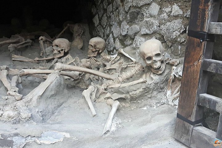 Archaeological site of Pompeii and mount Vesuvius  - Image 4