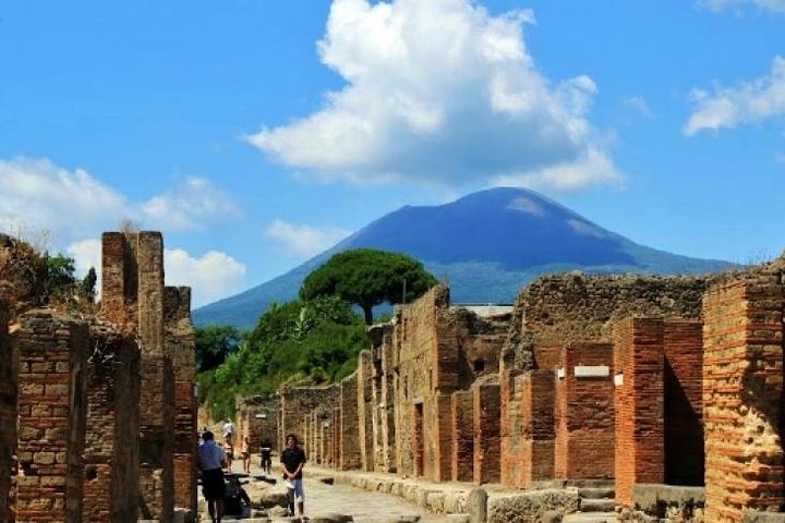 Pompeii, Mt Vesuvius and Wine Tour - Image 2