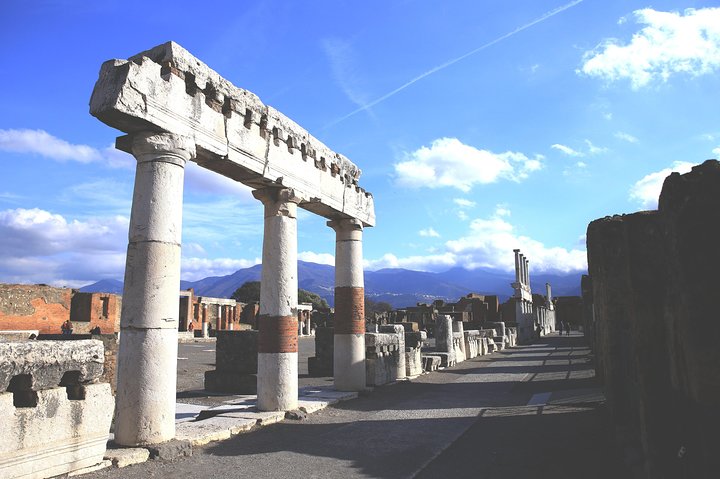 Skip the Line Best of Pompeii Tour & Positano with Luch at the Winefarm - Image 1