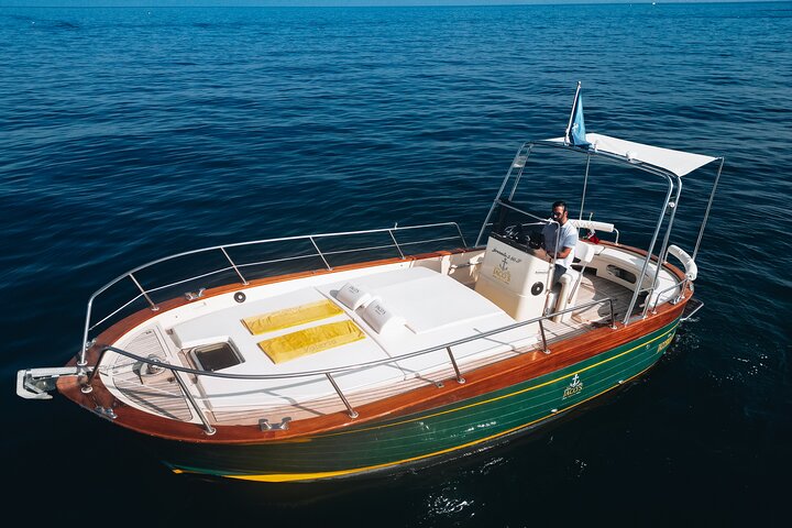 Wonderful One Day Private Tour of Capri with Skipper - Image 2