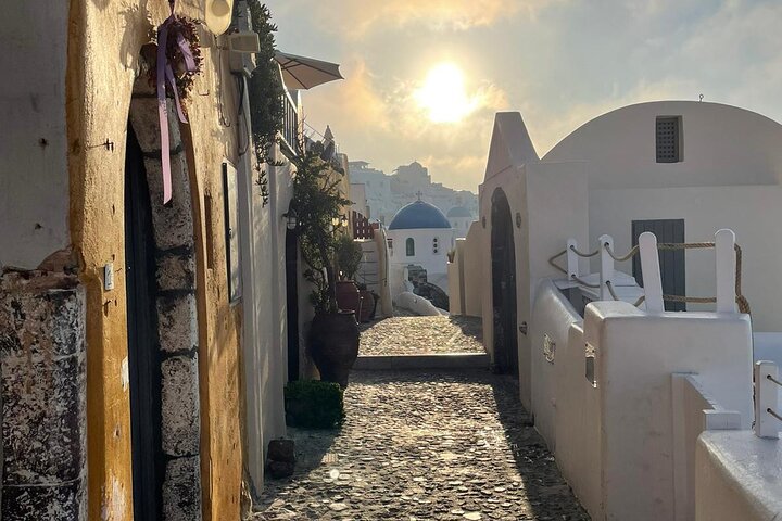 Beat The Crowds Oia Private Morning Tour - Image 1