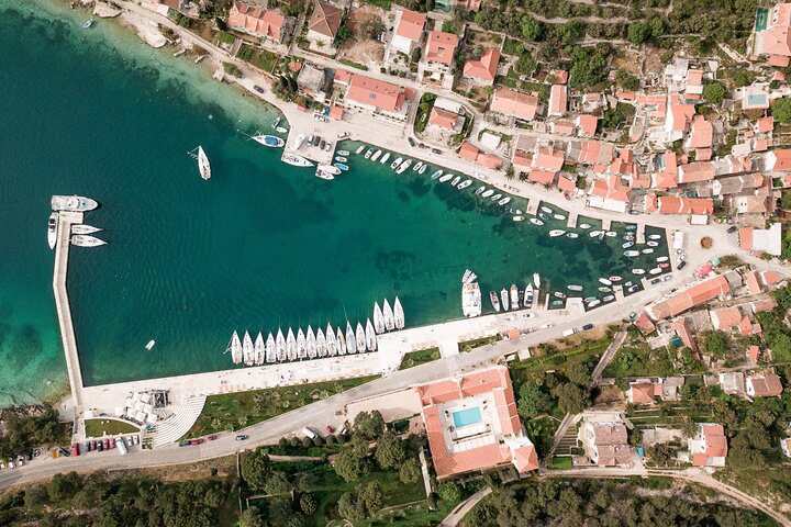 Discover Uncharted - Comfortable boat and stunning locations - Image 4
