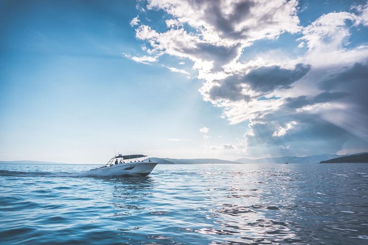 Discover Uncharted - Comfortable boat and stunning locations - Image 2