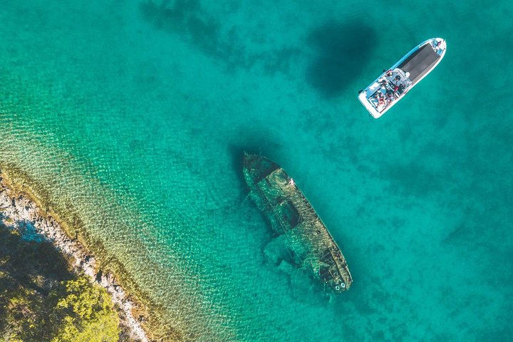Discover Uncharted - Comfortable boat and stunning locations - Image 1