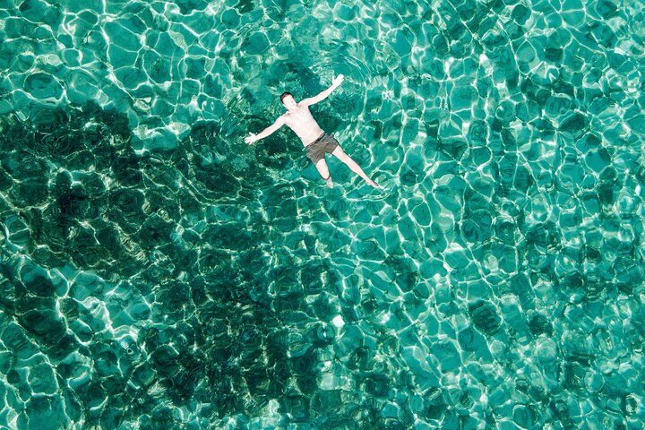 Discover Uncharted - Comfortable boat and stunning locations - Image 5