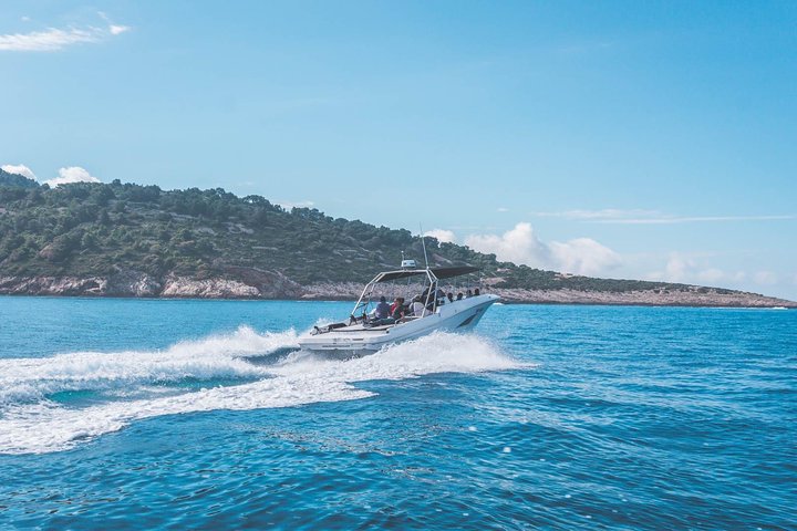 Discover Uncharted - Comfortable boat and stunning locations - Image 3