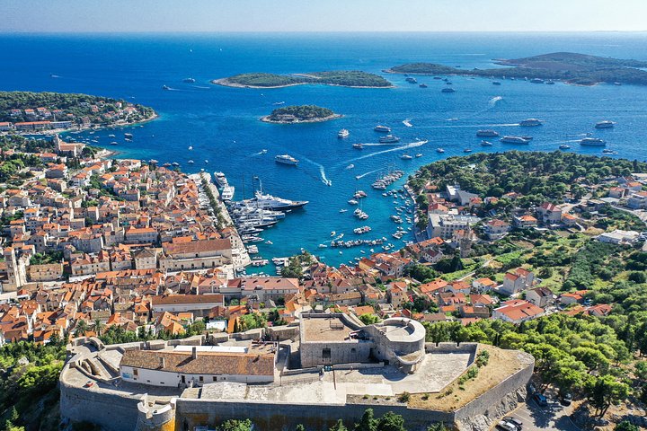 HVAR & 4 Islands PRIVATE BOAT TOUR - Image 1