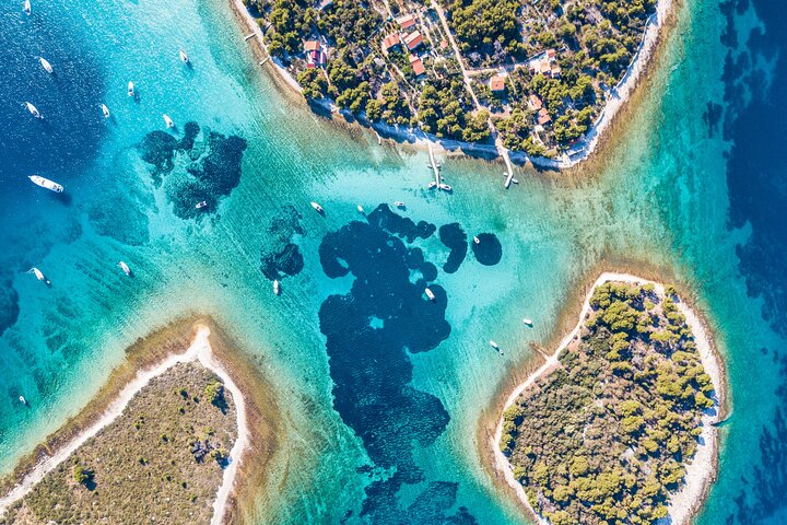 HVAR & 4 Islands PRIVATE BOAT TOUR - Image 5