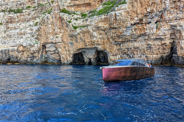 Luxury powerboat rent - Image 5