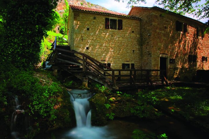 Private Krka Waterfalls Day Trip from Split including Wine Tasting & Lunch - Image 4
