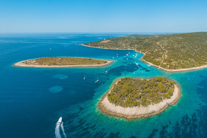 Private Tour from Split: Blue Lagoon & 3 Islands + Wine Included - Image 4