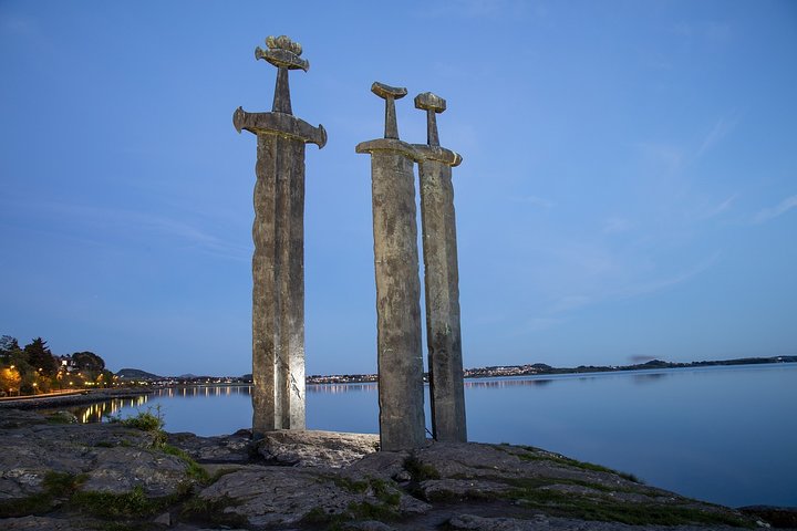 Swords in Rock monument and Stavanger highlights private tour - Image 2