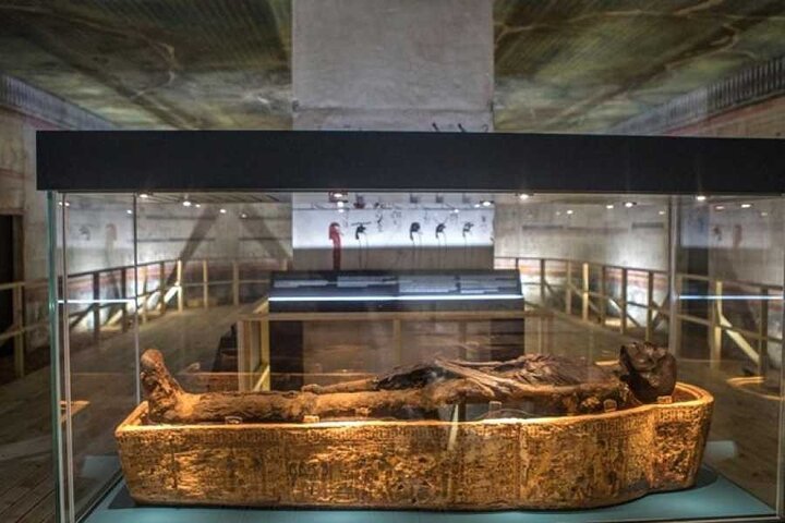 7-Hours Guided Tour to Giza Pyramids and Mummies Museum + Lunch - Image 2