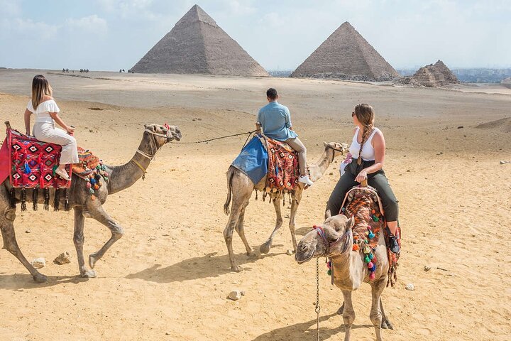 Private Guided Tour to Giza pyramids, Sphinx and Saqqara + Lunch - Image 1