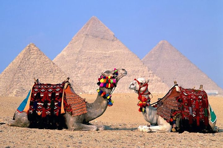 Private Guided Tour to Giza pyramids, Sphinx, Saqqara and Memphis + Lunch - Image 1