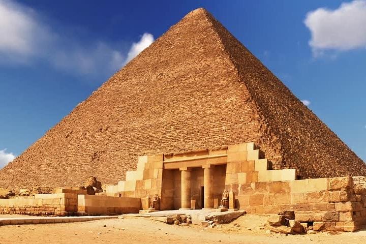 Private Guided Tour to Pyramids, Sphinx & Coptic Cairo + Lunch - Image 1