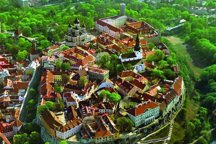 Tallinn Shore Excursion: Tallinn Sightseeing Tour by Coach and Foot - Image 1