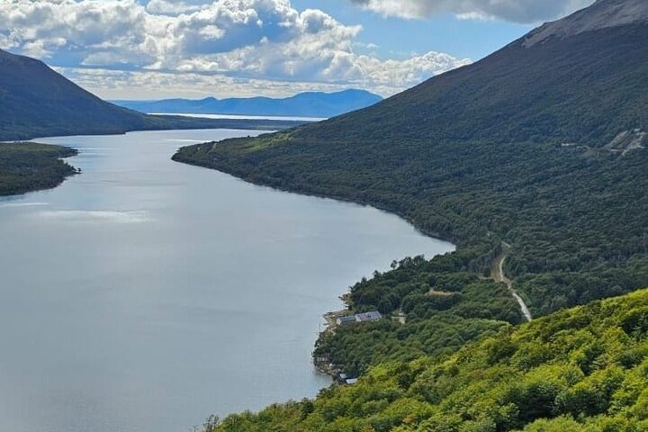 Escondido and Fagnano Lake Tour with Guide in Ushuaia - Image 1