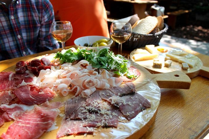 Food and Wine tasting experience in Trieste traditional farmhouse Osmiza - Image 4