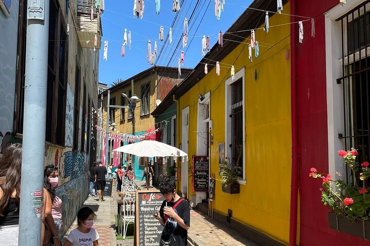 Walking Tour of Valparaiso and the House of Neruda La Sebastiana - Image 1