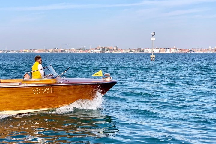 Grand Canal and Murano boat tour from Piazzale Roma SHARED TOUR - Image 5
