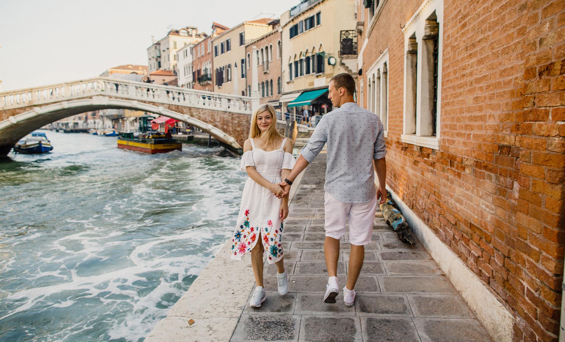 Illuminating Venice Walking Tour and Gondola Ride - Image 1