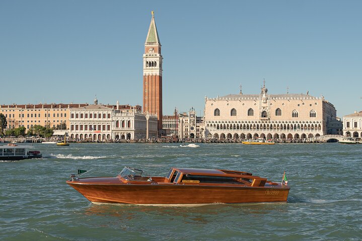 Private LimoBoat Tour Murano Burano and Torcello 4hours - Image 2