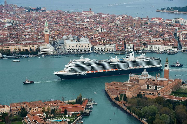 Venice Shared Arrival Transfer: Marittima Cruise Port to Central Venice - Image 1
