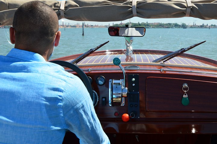 Venice Sunset Experience with Private Luxury Boat and Bottle Prosecco - Image 4
