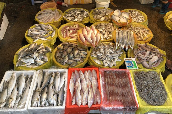 Private Xiamen Sea Food Market & Zhongshan Road Shopping and Eating Experience - Image 4